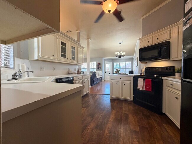 Building Photo - 1021 Kirby Ave