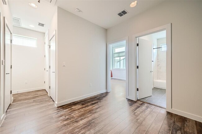 Building Photo - 801 N Bluff Dr