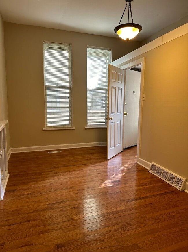 Building Photo - 1 & 2 Bedrooms-Brady St - Heat & Electricity Included