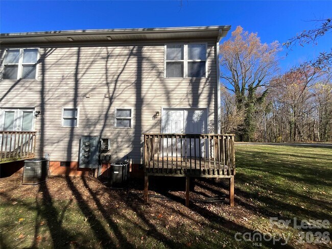 Building Photo - 1520 N Main Ave