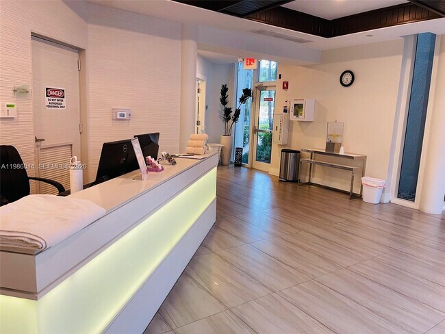 Building Photo - 20281 E Country Club Dr