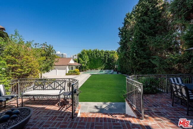 Building Photo - 628 Sierra Dr