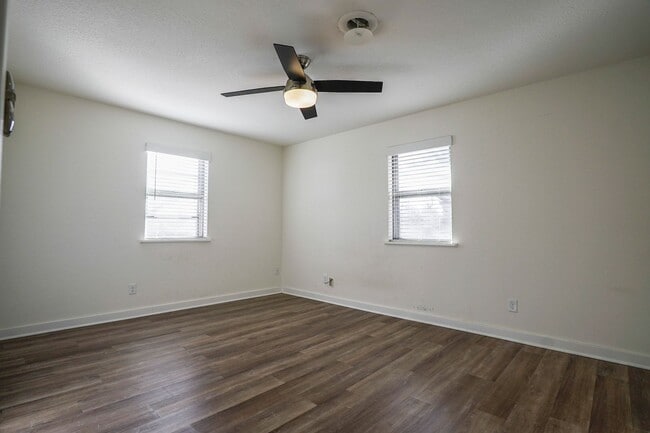Building Photo - 3 Bedroom 2 Bath home on HUGE lot in Farmington!