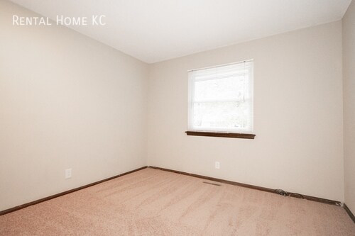 Building Photo - Roomy duplex w/ Finished Lower Level + Fen...