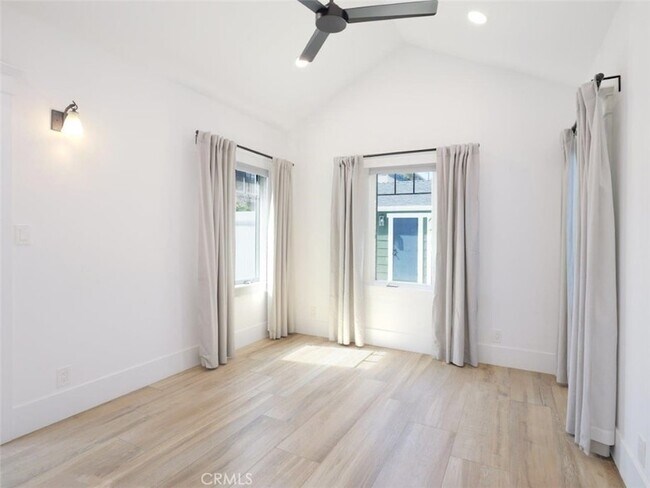 Building Photo - 446 W 40th St