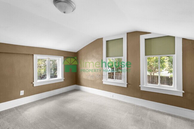 Building Photo - 106 Parkview Ave
