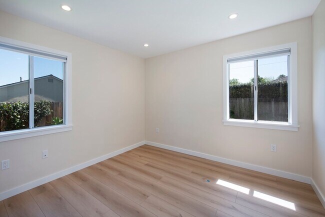 Building Photo - Remodeled Mesa Home Steps From Shoreline Park!