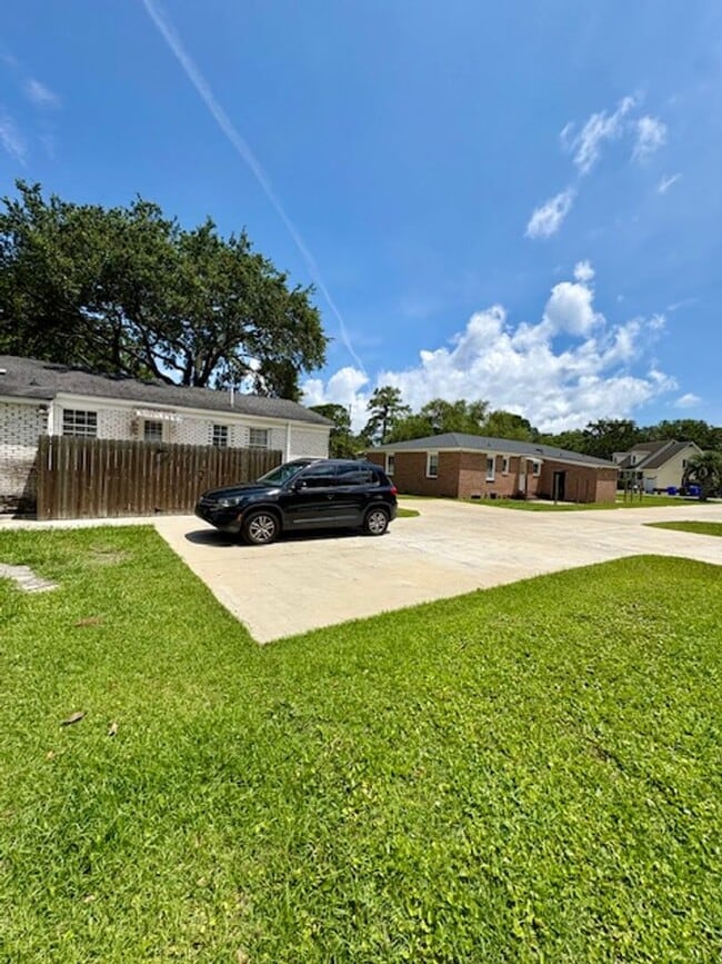 Building Photo - Charming Three Bedroom Duplex on Harborvie...