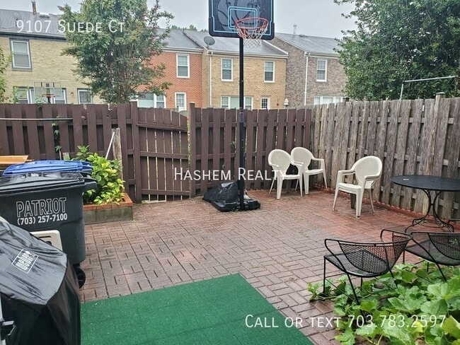 Building Photo - Spacious 1 Bedroom Basement Rental with Pr...