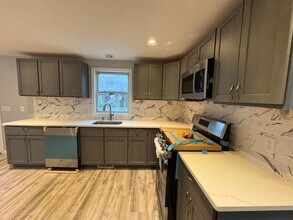 Building Photo - Recently Updated 3-Bedroom Townhouse in La...