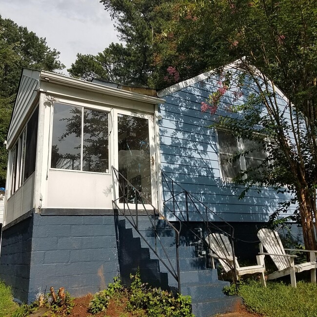 Building Photo - 1900 Wildwood Dr