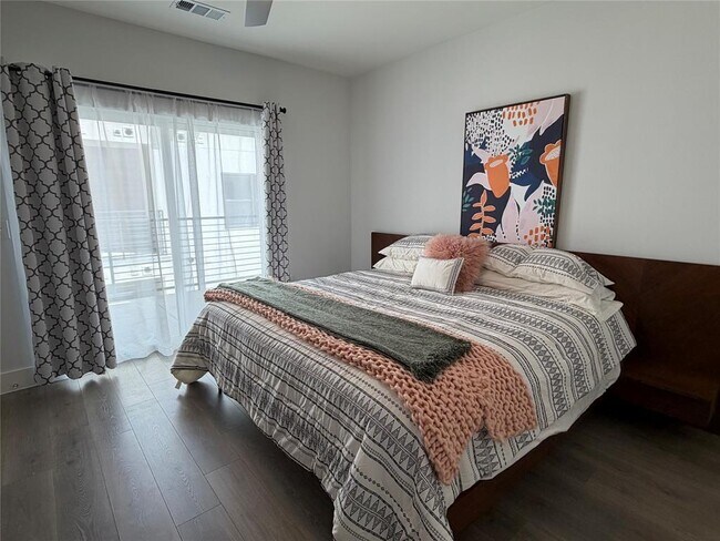 Building Photo - 2213 Poquito St