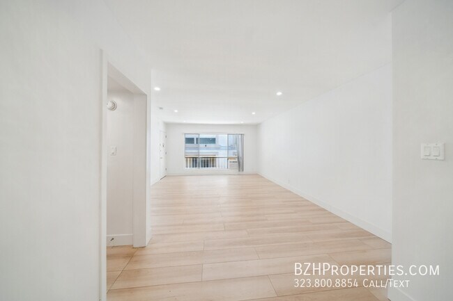 Building Photo - 326 Serrano Ave