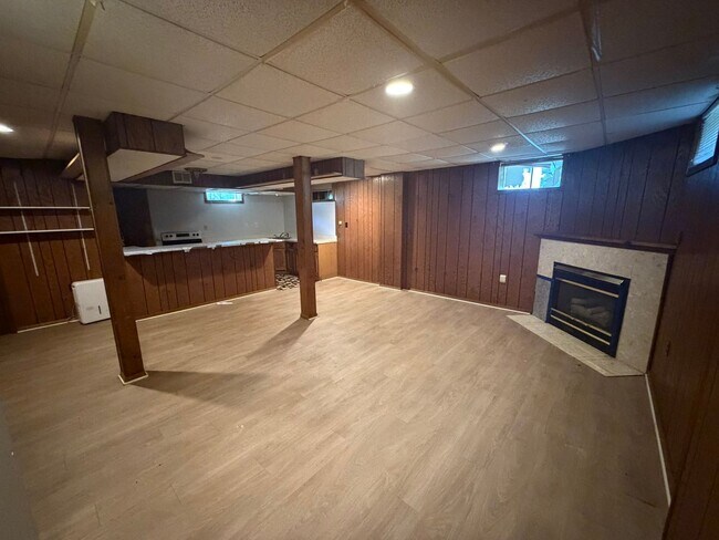 Building Photo - 4BR Colonial with Garage and Large Lot