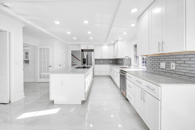 Building Photo - 1524 Glenlake Cir