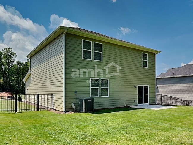 Building Photo - 108 Spruce Cir