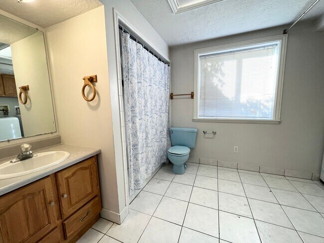 Building Photo - 5 Bedroom/2.5 Bathroom Home in West Valley...