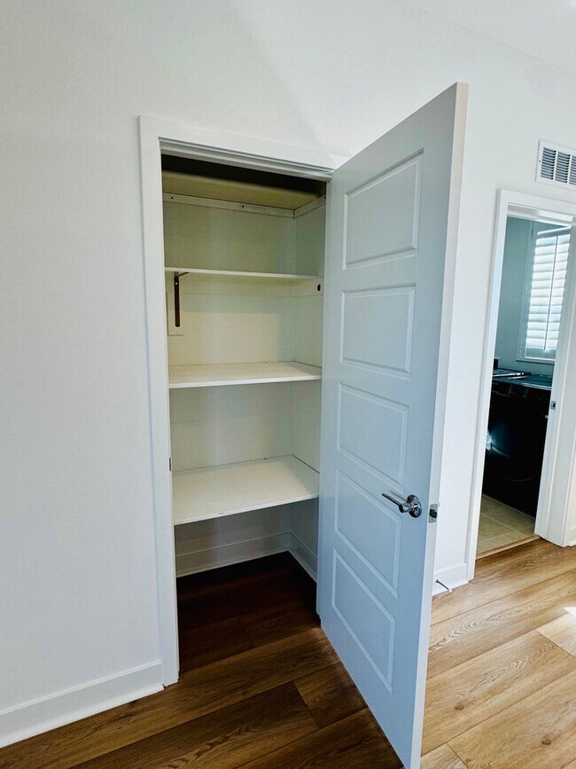 Building Photo - Gorgeous Three Bedroom Townhome For Rent i...