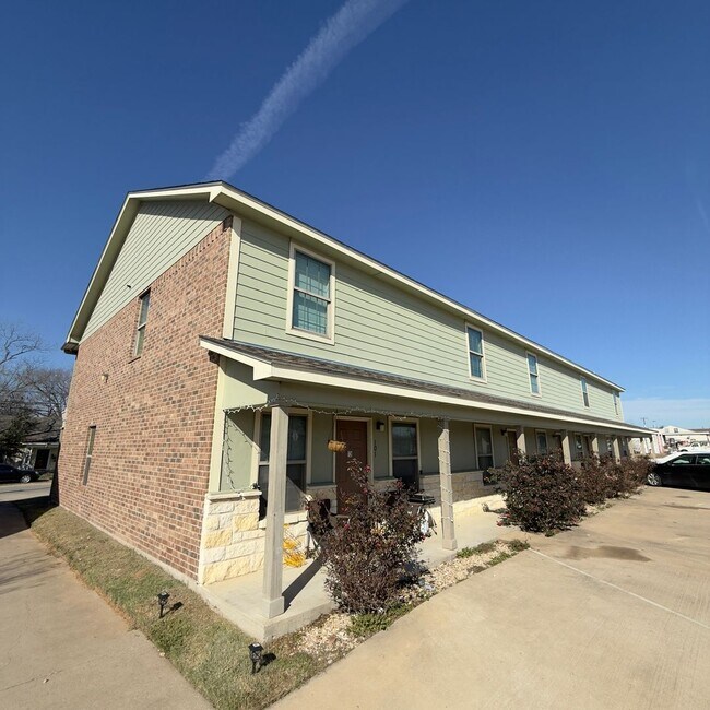 Building Photo - $300 Off 1st Full Month!* All Utilities In...