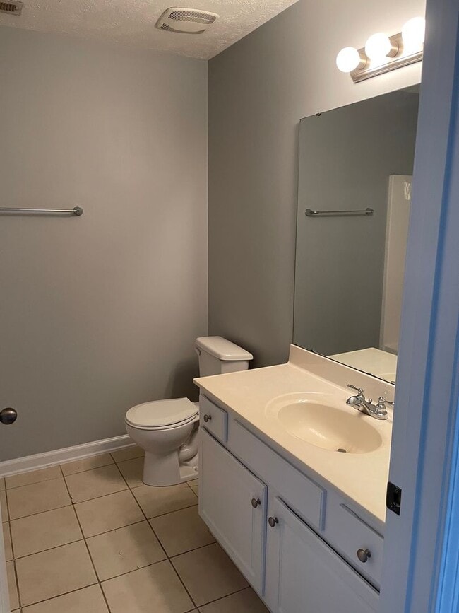 Building Photo - Two Bedroom Condo in Gated Community