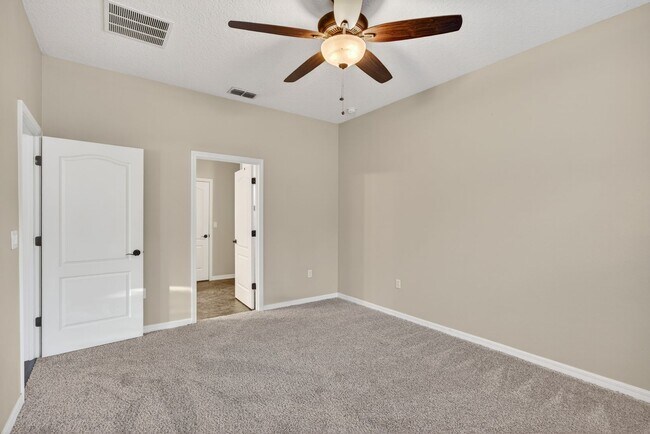 Building Photo - 104 Riachuelo Ln