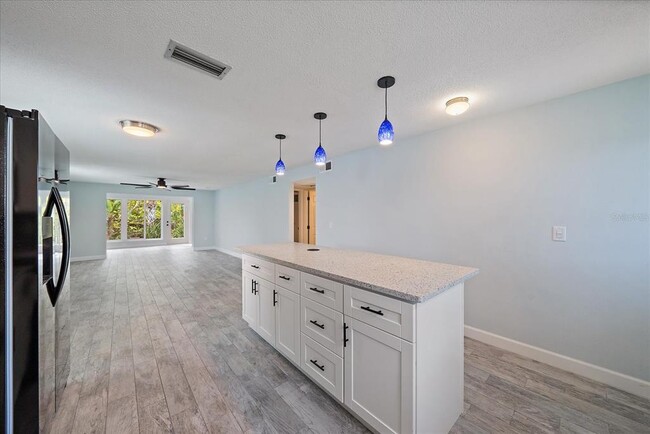 Building Photo - 730 Spanish Dr S