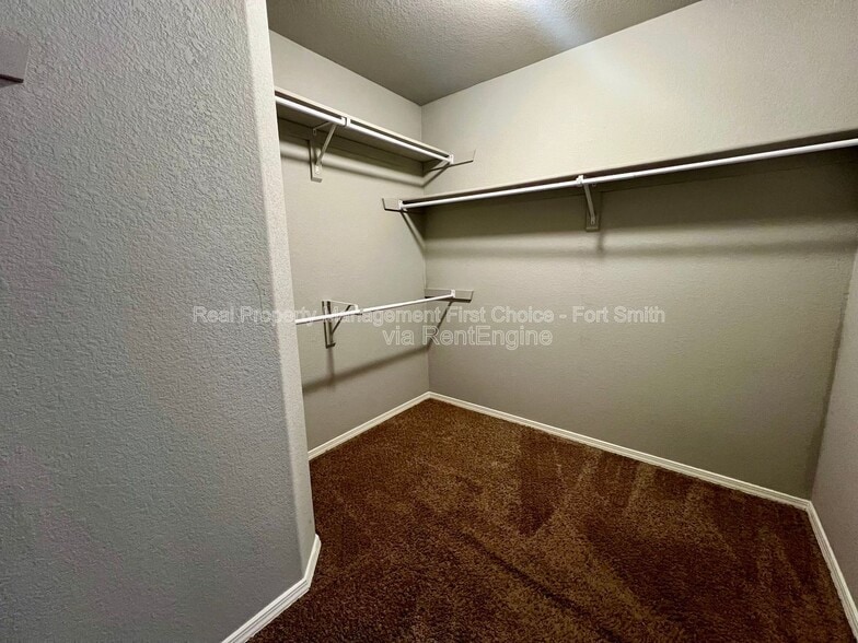 Building Photo - 423 Ridge Point Dr
