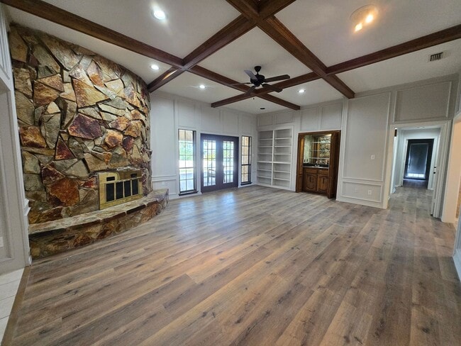 Building Photo - Stunning 4-bd 2.5 bath