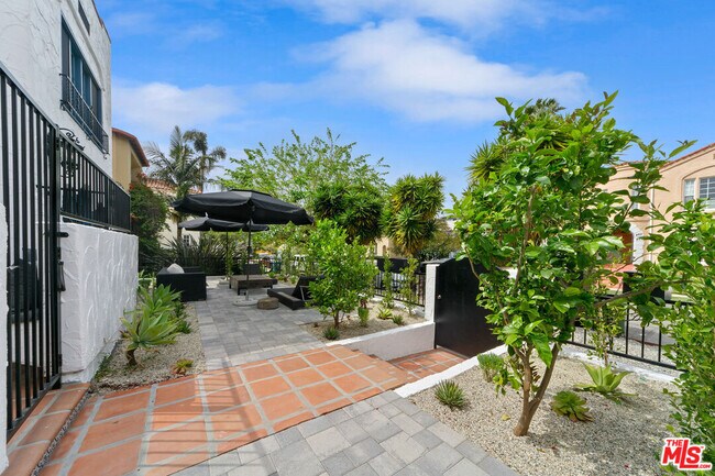 Building Photo - 458 N Sierra Bonita Ave