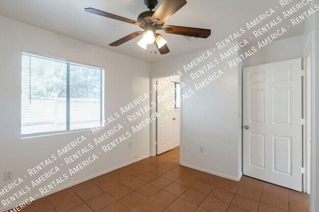 Building Photo - 1107 W Sonora St