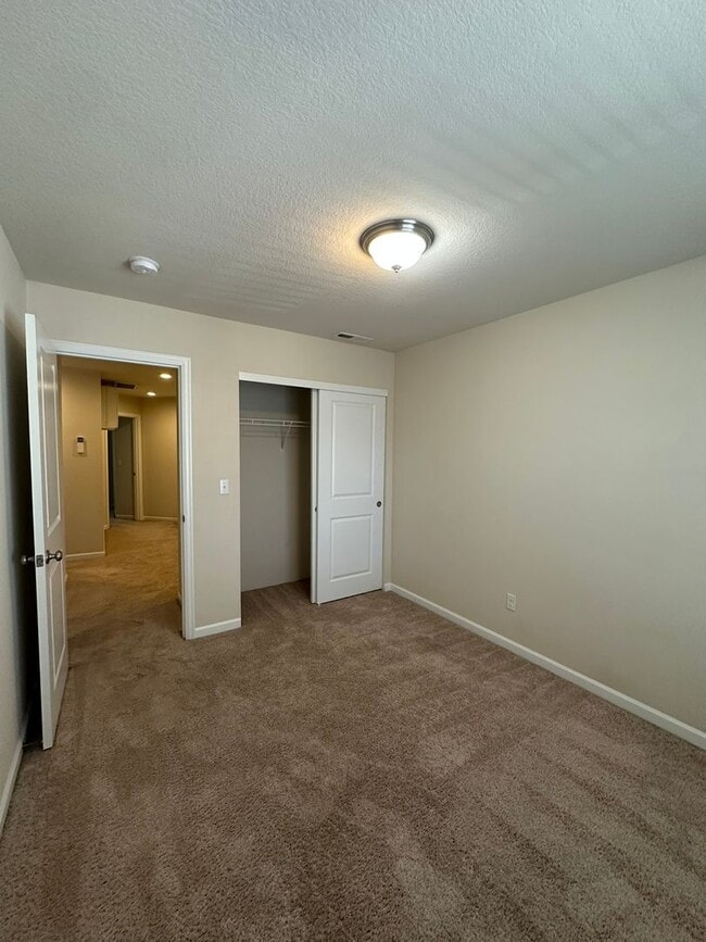 Building Photo - Newer Sherwood 3bd, 2.5ba Townhouse. Has A...