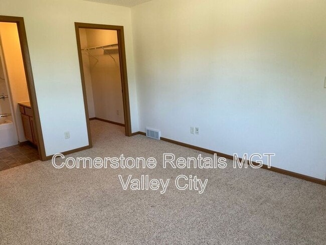 Building Photo - 508 10th Ave SE