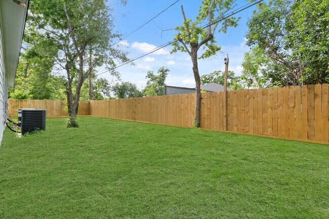 Building Photo - 5941 Southlea St