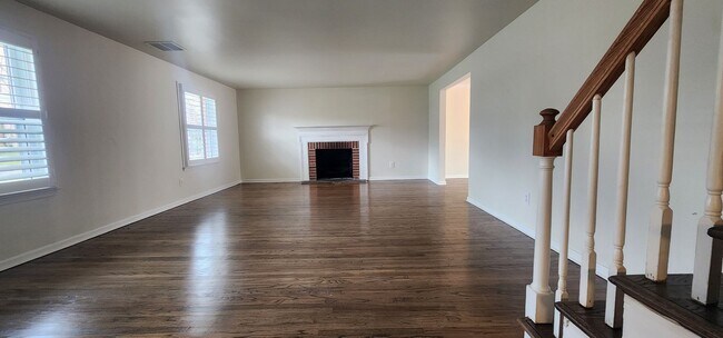 Building Photo - Beautiful and Spacious Wallingsford 4 Bedr...
