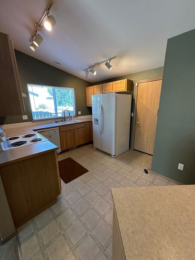 Building Photo - 3 BedRoom , 2 Bathroom , 2 Car Garage , AC