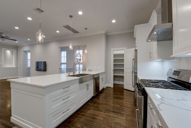 Building Photo - Beautiful 3 bedroom/3.5 bath Mediterranean...