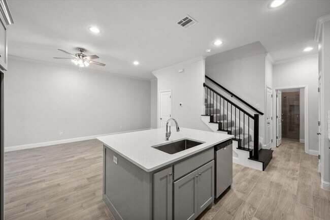 Building Photo - Luxury Arlington Townhome - Gated Community