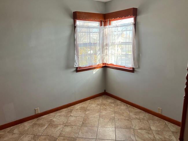 Building Photo - 4 BEDROOM 2 BATHROOM SINGLE FAMILY HOME