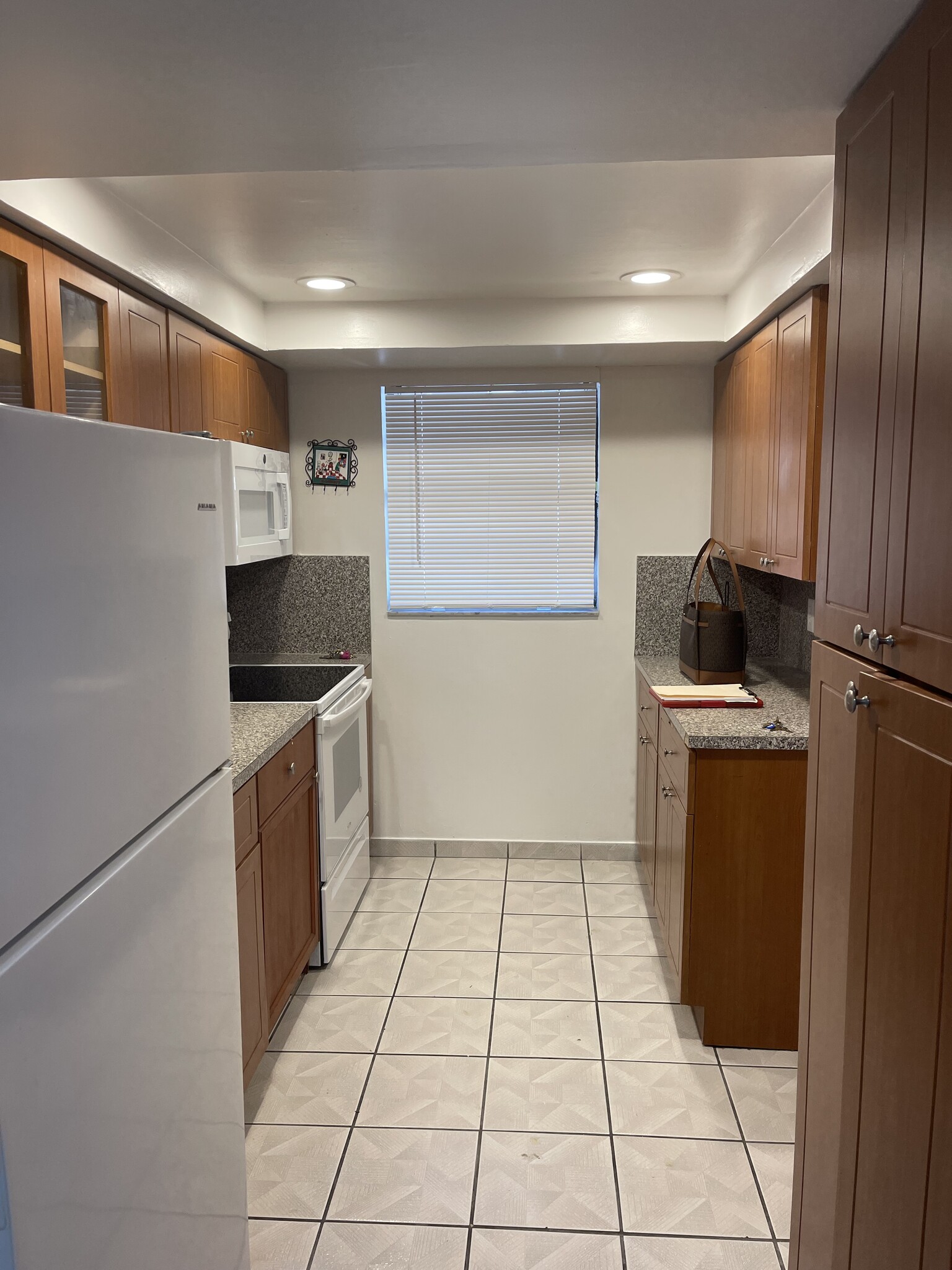 Building Photo - 2744 W 60th St