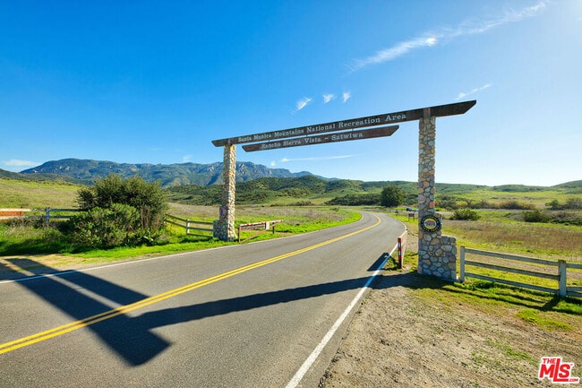 Building Photo - 4566 Via Del Rancho