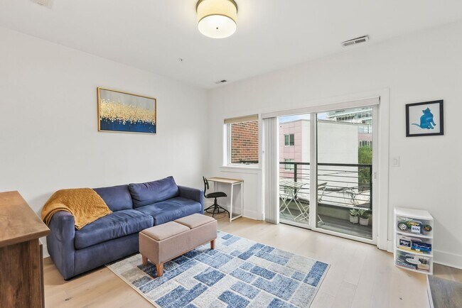 Building Photo - Bi-Level Shaw Condo