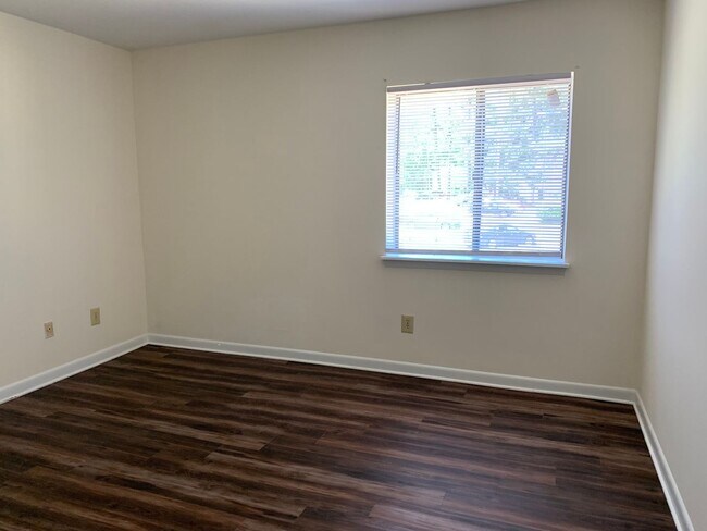 Building Photo - PRICE DROP ALERT! - Available Now!