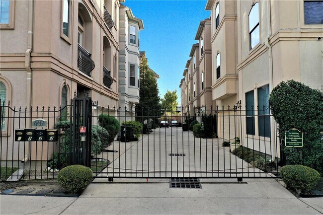 Building Photo - 607 Oakley St