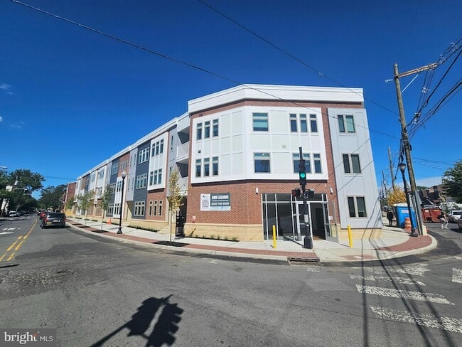Building Photo - 200 Hamilton Ave