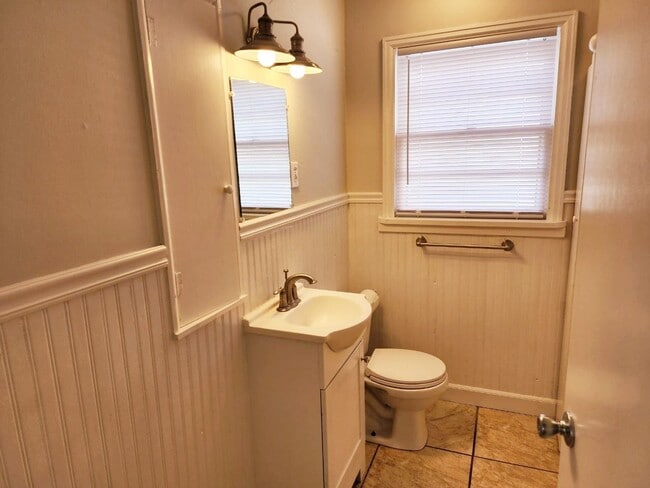 Building Photo - Charming Bunglow in Delaware Neighborhood Close To MSU & Mercy Hospital