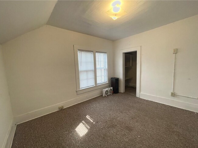 Building Photo - 4 bed 2 bath near UWEC available June 1st!...