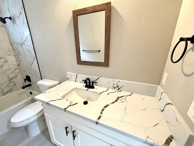 Building Photo - Beautiful 3 Bedroom Home on Desert Lakes Golf Course!