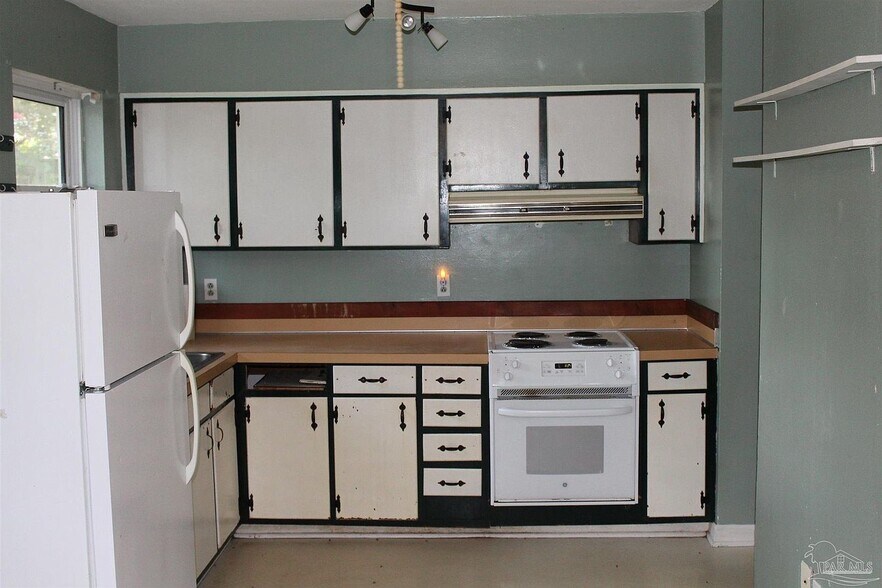 Kitchen - 800 Blue Springs Dr