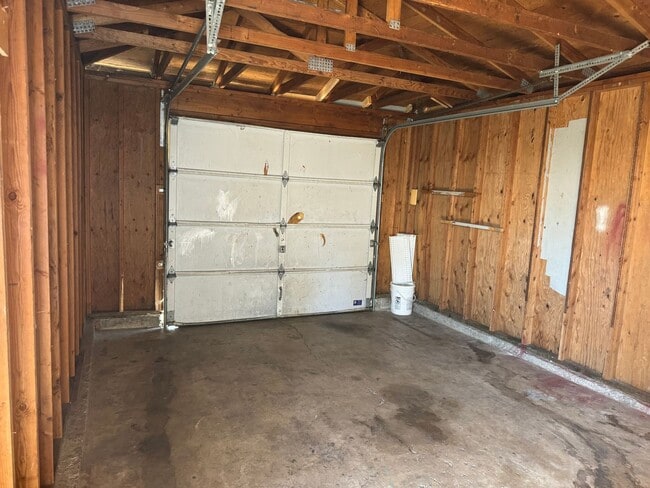Building Photo - 3 bedroom 1.5 bathroom duplex