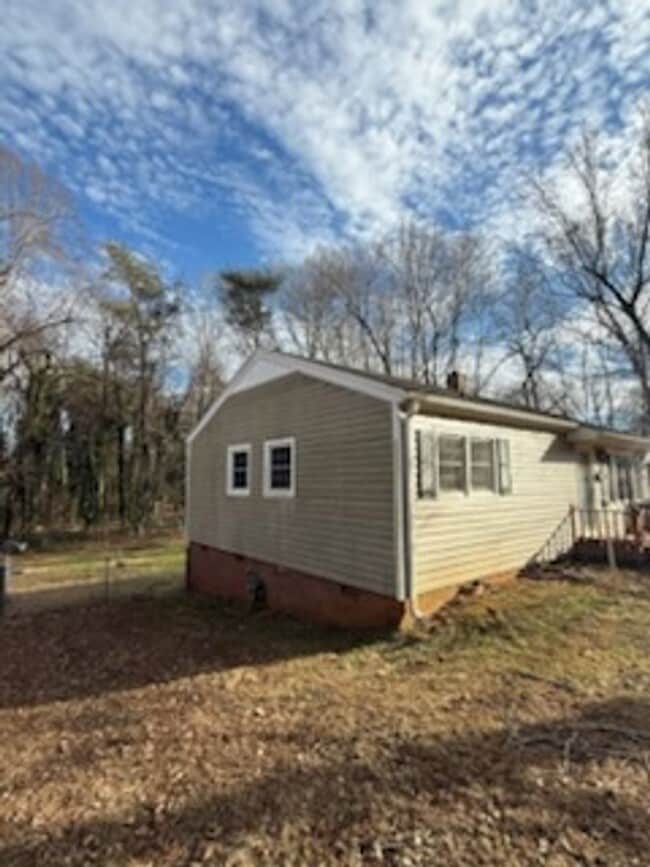 Building Photo - 3 bed, one bath house in Mebane